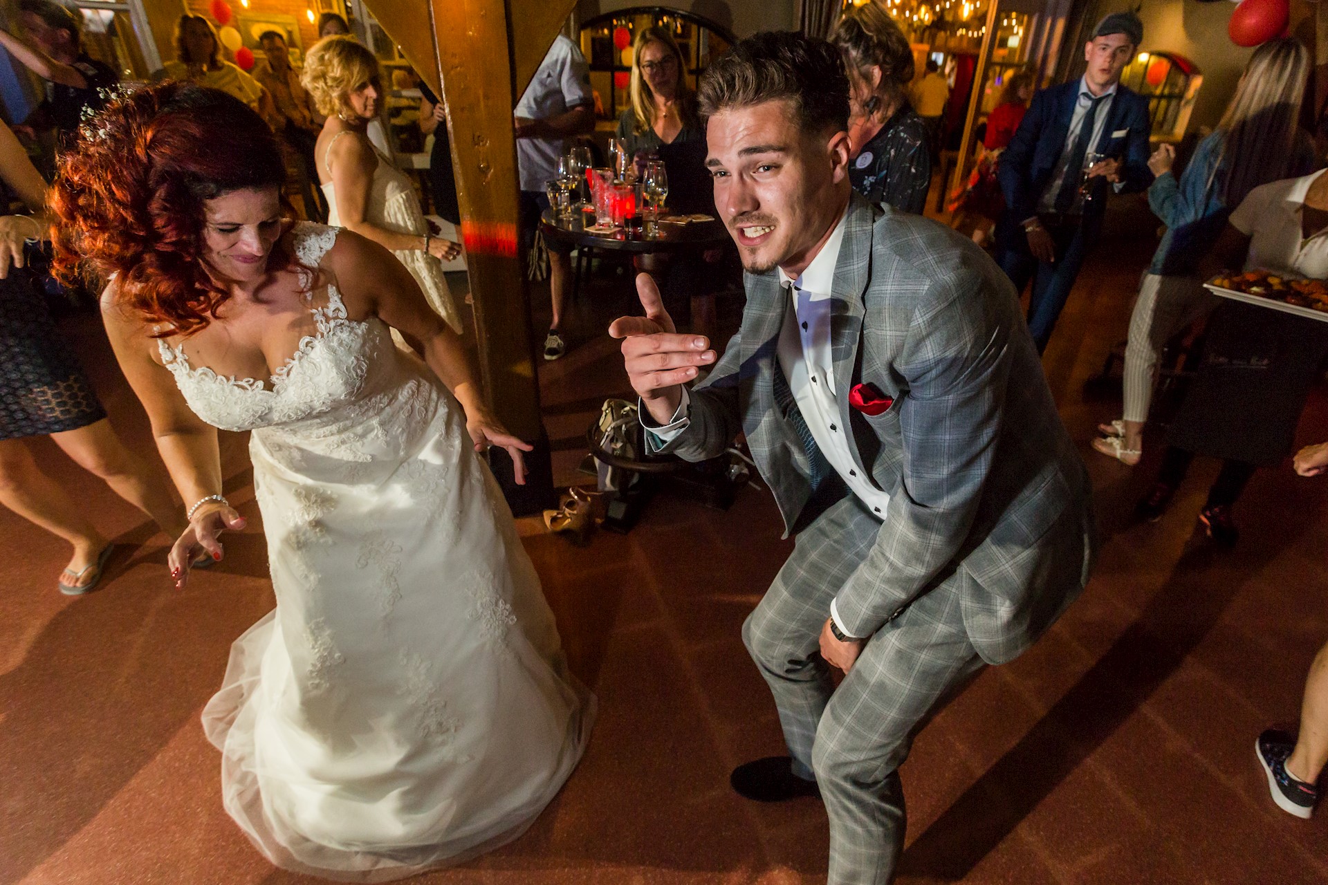 bruiloft-dj-samen-feesten-dansen-last-minute-dj-boeken