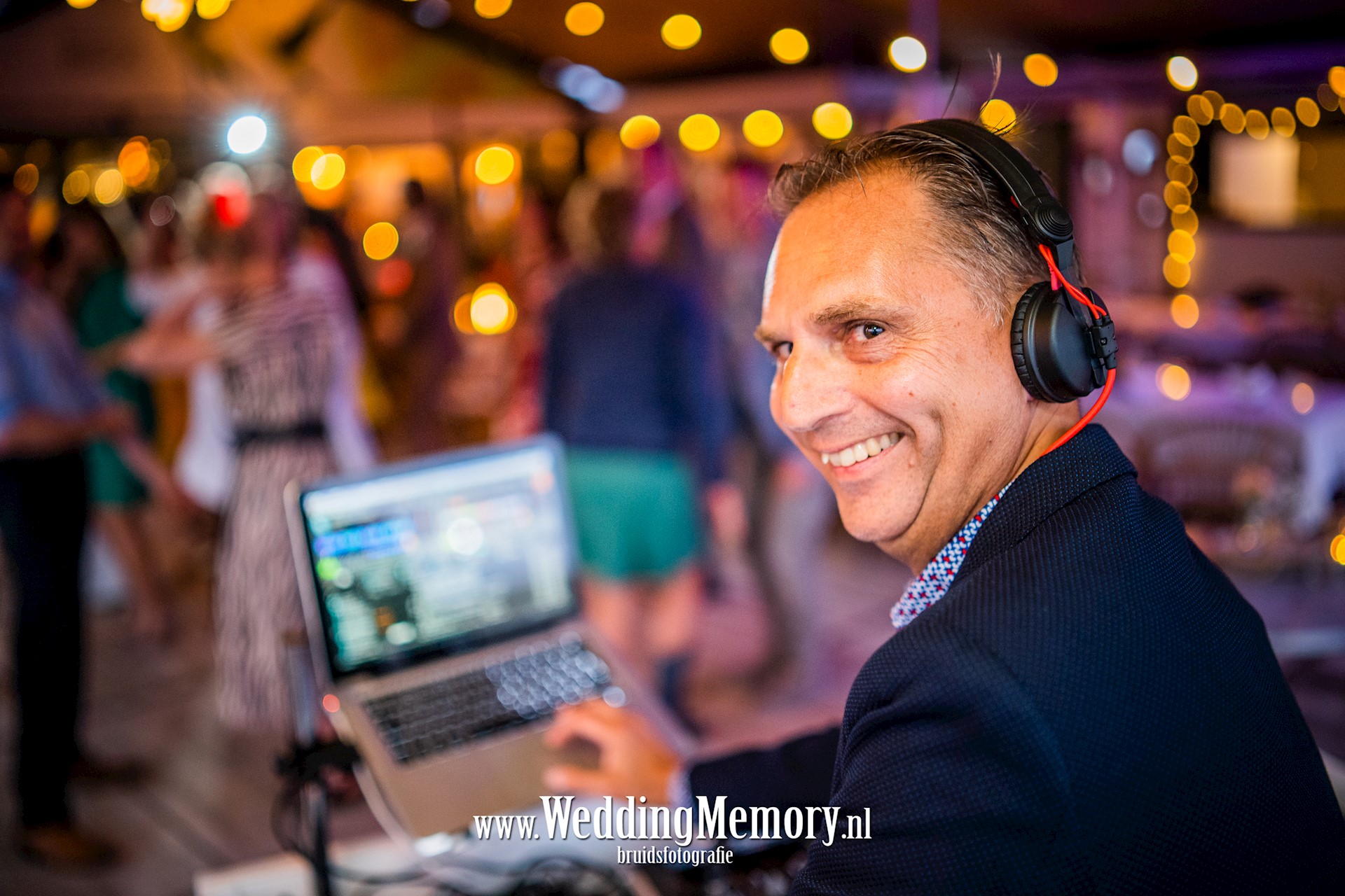 peter-dj-dansende-mensen-bruiloft-feest-strandtent-last-minute-dj-boeken