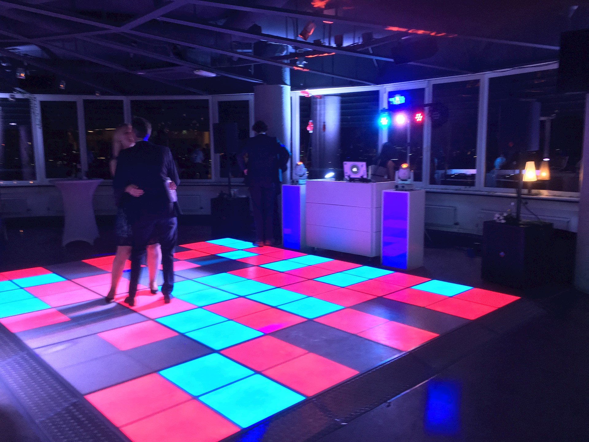 bruiloft-dj-ledverlichting-dansvloer-sfeer-verlichting