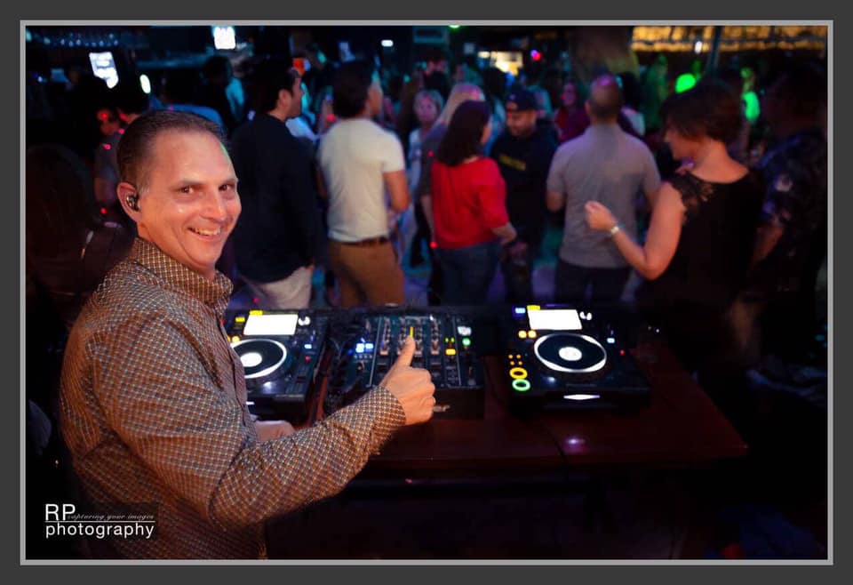 dj-internationaal-verzoekjes-cocktails-feest-dansen-pioneer-cdj2000-djm-usb