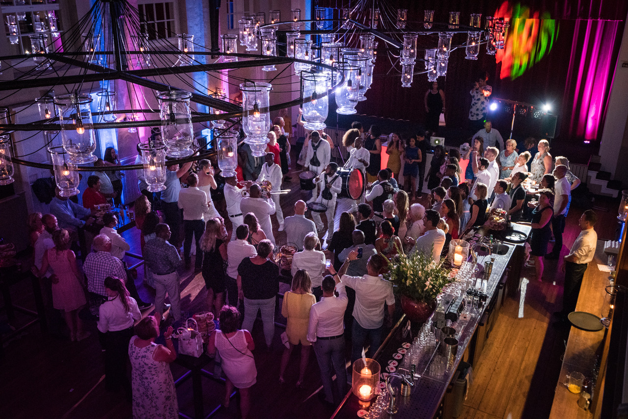 bruiloft-feest-salsa-brass-band-lastminute-dj-boeken